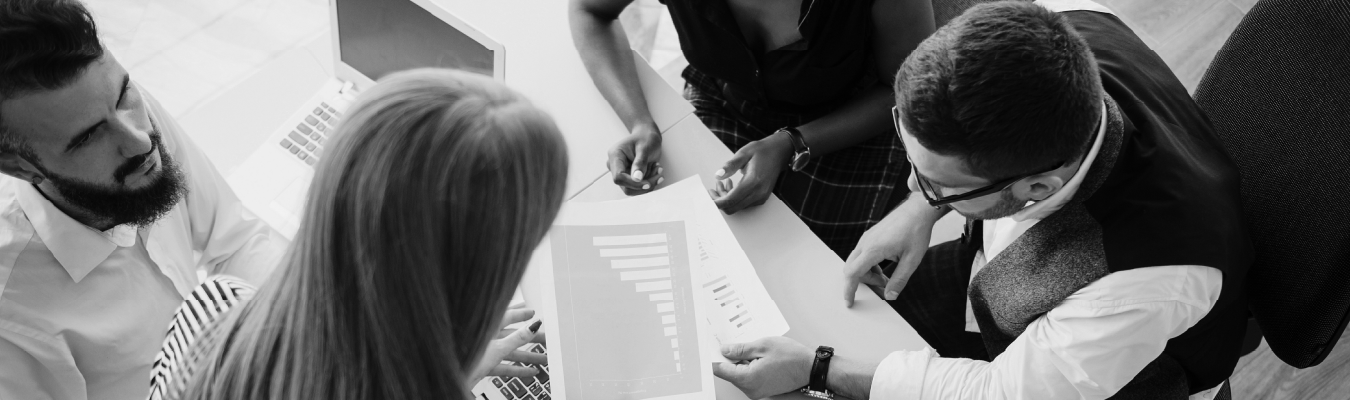 Equipo de expertos de Derek Group trabajando en conjunto para ofrecer soluciones financieras, estratégicas y humanas que impulsan el crecimiento empresarial.